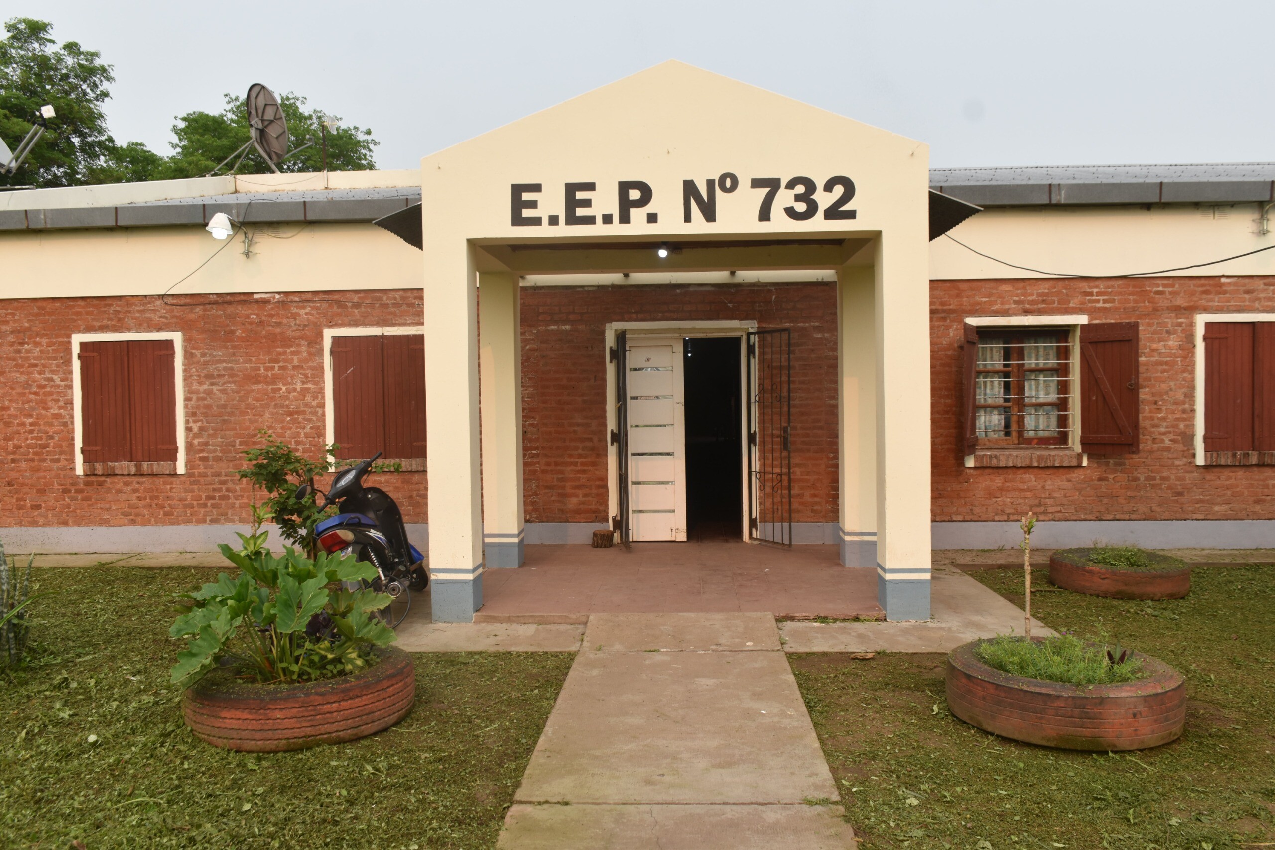 TRES  ISLETAS: TRABAJOS DE DESMALEZAMIENTO EN LA EEP N° 732 PARAJE EL 50