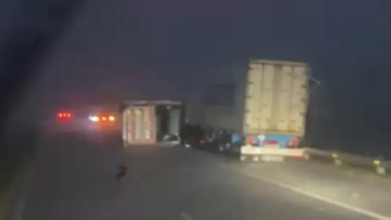 b.jpg Impactante temporal en la Autopista Rosario-Córdoba: más de 10 camiones volcaron por las tormentas
