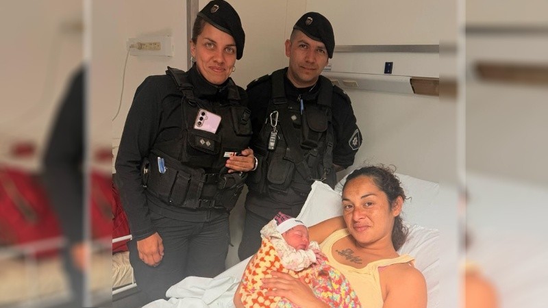 bebe_nacida_redepente.jpg_1756841869.jpg ROSARIO: Una vida en la calle, dos policías como parteros