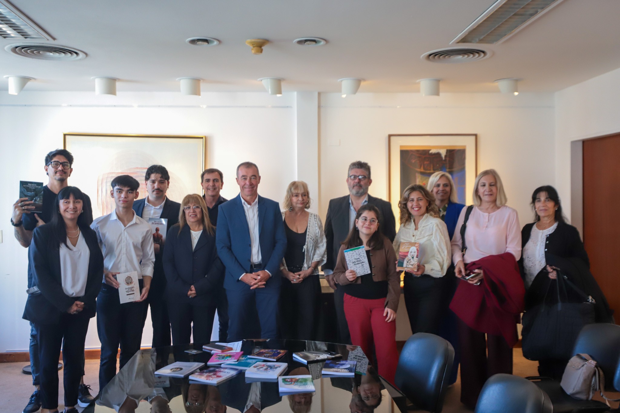 En el marco de las actividades culturales organizadas en Buenos Aires, el vicegobernador Fabián Martín y los ganadores del concurso “San Juan Escribe 2024” recorrieron dos de las instituciones bibliográficas más importantes del país