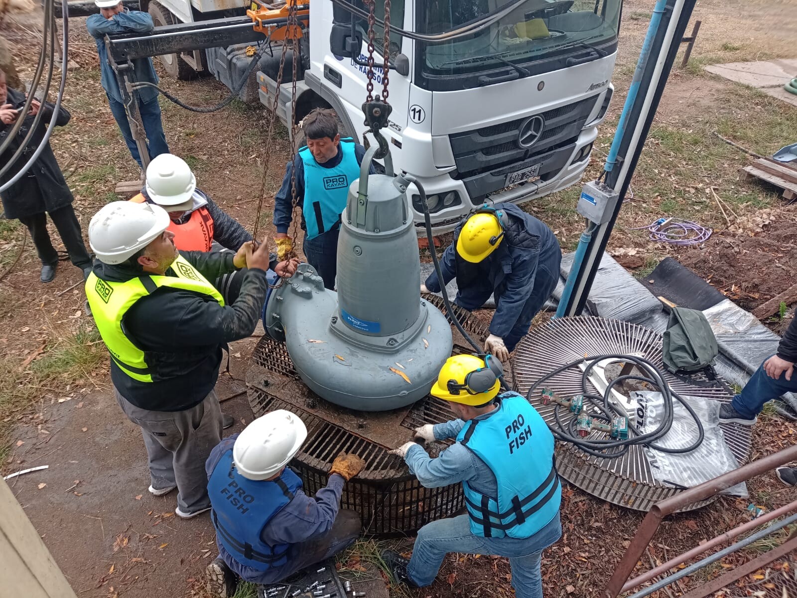 bombaflyrecambio (2).jpeg Colocación de la nueva bomba de captación de agua en la Planta Potabilizadora