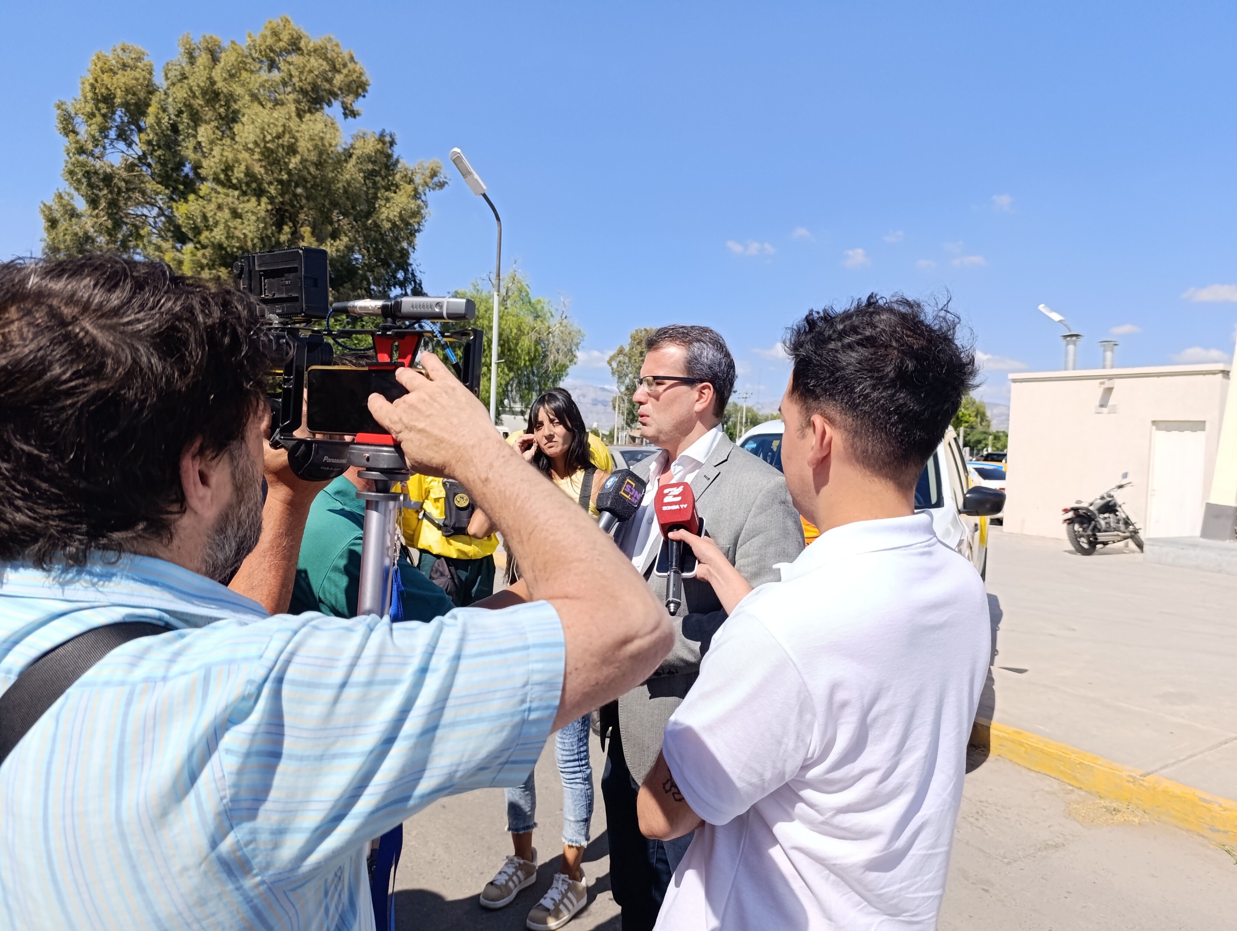 El intendente de Rawson cumplirá con el pago del bono de fin de año para sus empleados municipales pero espera cierta colaboración del gobierno provincial para concretarlo sin comprometer otros recursos destinados a la comunidad, «Nosotros no tenemos la maquinita de hacer moneda» señalo.