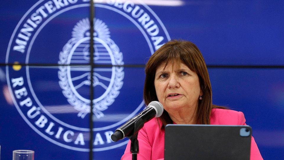 Patricia Bullrich acusa a fotógrafo herido de ser militante kirchnerista detenido; nuevas protestas nocturnas en Buenos Aires