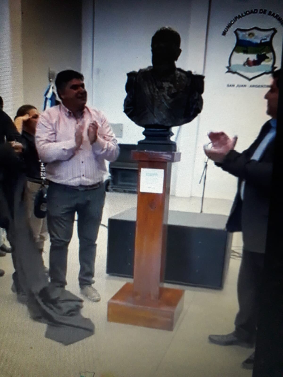 El intendente de Sarmiento,Alfredo Castro participo  en el Salón Cultural de la entrega de dos bustos del ilustre prócer Domningo Faustino Sarmiento, símbolos de su trascendencia nacional que refuerzan nuestro compromiso con la educación.