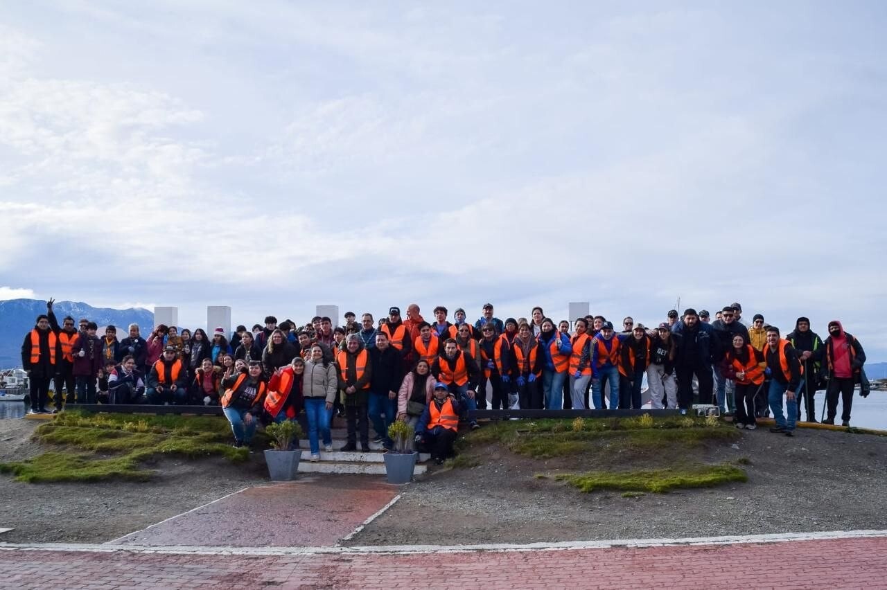 LA MUNICIPALIDAD Y A LIMPIAR USHUAIA REALIZARON UNA JORNADA DE LIMPIEZA COMUNITARIA