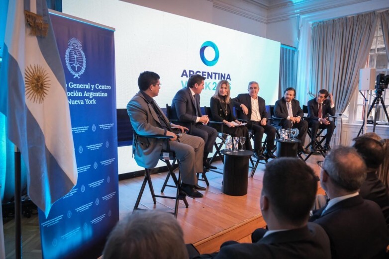 c36eaae667cebfa979b2b23da8e00867_L.jpg El gobernador Orrego participó de las mesas de diálogo de IDEA en Nueva York