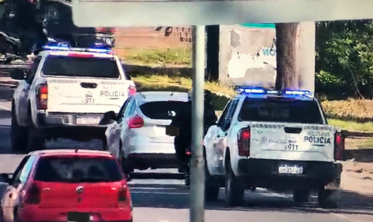 Una inmediata interceptación vehicular permitió la detención de un hombre buscado por la Justicia desde 2021