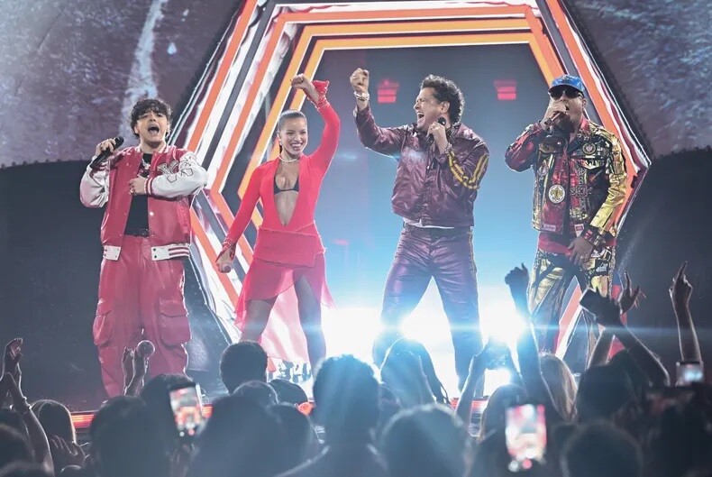 c.jpg «Somos más»: el himno latino para el Mundial 2026 que lanzaron Emilia Mernes, Xavi, Carlos Vives y Wisin