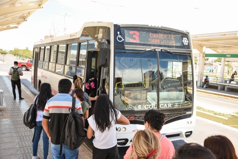 Paro de colectivos en San Juan: Educación justificará las faltas de alumnos y docentes y suspende los exámenes