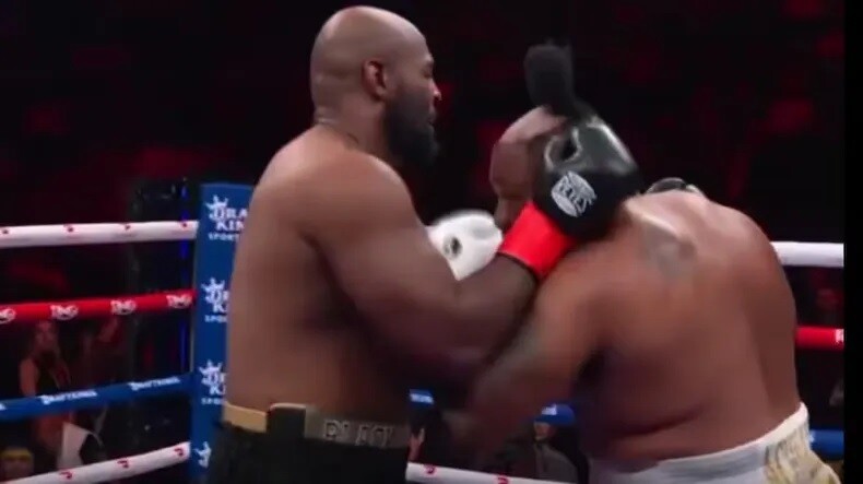 c.jpg Papelón histórico en el boxeo: le volaron la peluca en plena pelea.