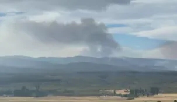 c.jpg Alarma en la Patagonia: el fuego alcanzó una localidad que no tiene suministro de agua y crece la preocupación