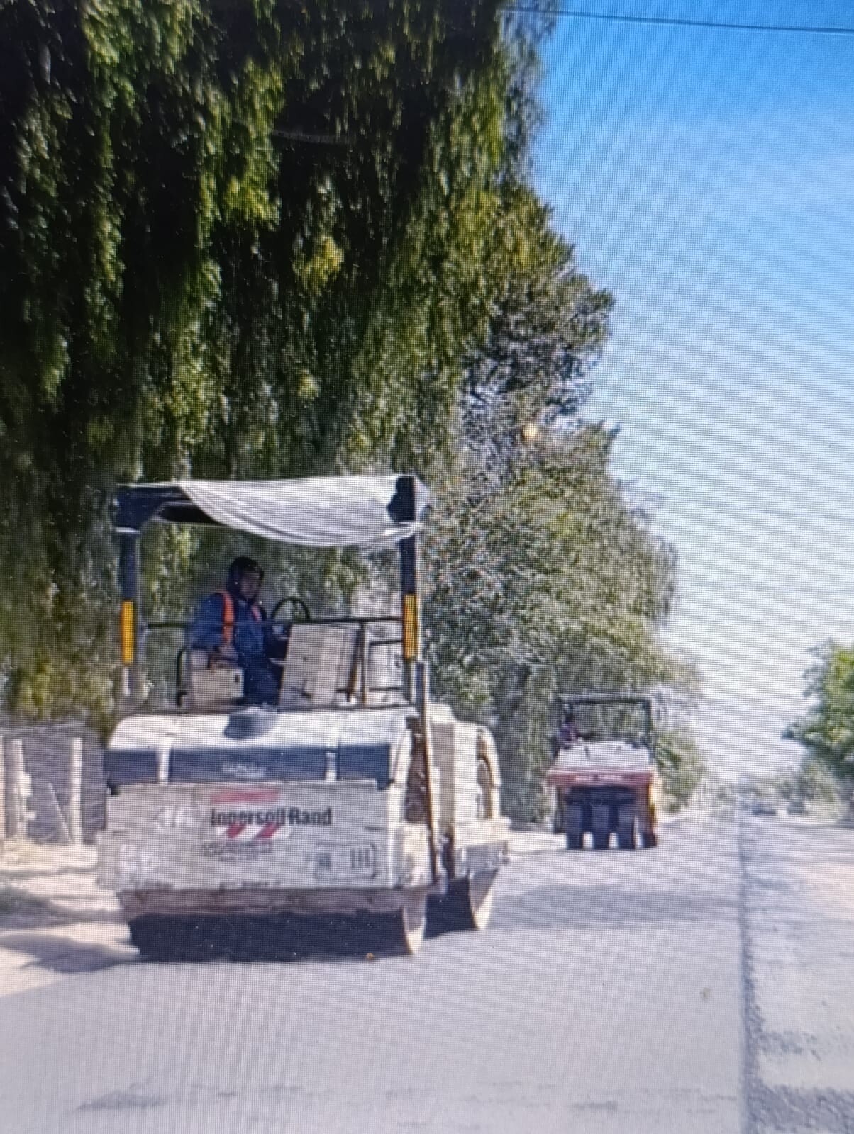 El intendente de Rawson,Carlos Munisaga estuvo recorriendo las obras de pavimentación que se están llevando a cabo en el departamento.