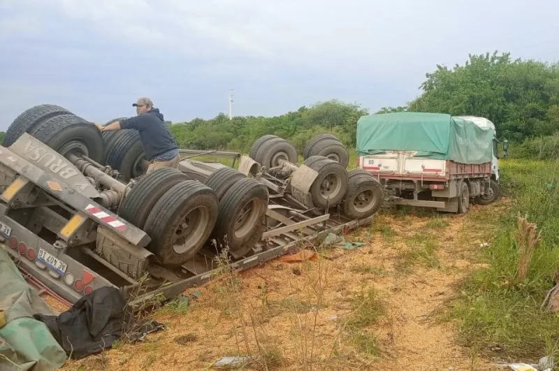 Volcó un camión con maíz tras chocar con un auto en la Autopista
