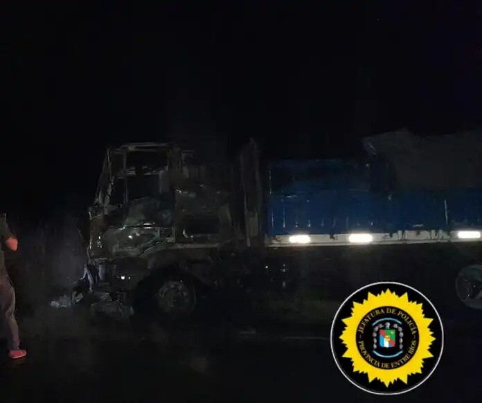 Un camión volcó y se prendió fuego en la Ruta Provincial 16