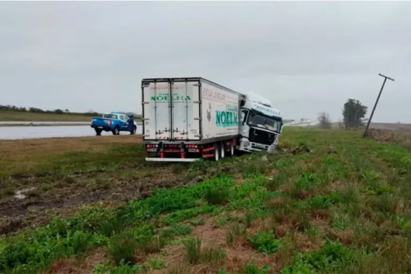 Una ráfaga de viento hizo despistar a un camión en Ruta 14.