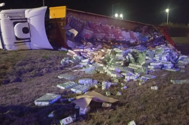 Volcó un camión con una carga de yerba en la Autopista