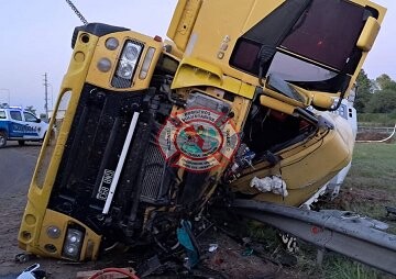 Un conductor quedó casi dos horas atrapado luego de volcar su camión en la Ruta 14.