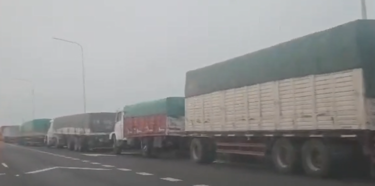 camionescongestionamiento-750x372.png Las rutas colapsan por el flujo récord de camiones