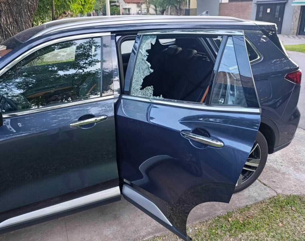 camionetaIntendenteIvan.jpg El Intendente Ivan Sanchez Sufrio Un Robo y Roturas De Vidrios De Su Camioneta En el Sur Provincial