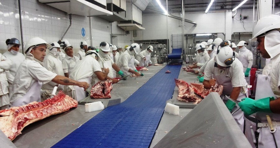 carnespampeanasfrigorifico2023.jpeg Frigoríficos pampeanos en crisis: despidos, suspensión de faena y preocupación del Gobierno