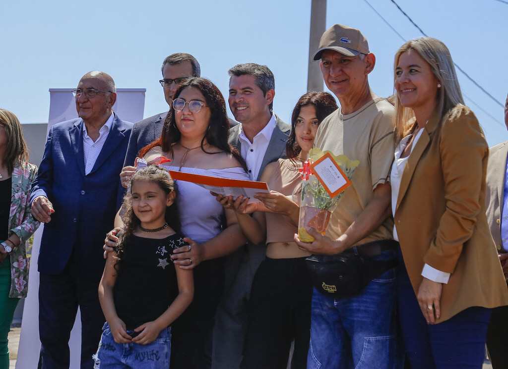 El gobernador de San Juan,Marcelo Orrego,acompañado por el  intendente de Rawson, Carlos Munisaga,hizo entrega de 135 casas del barrio SUOES.