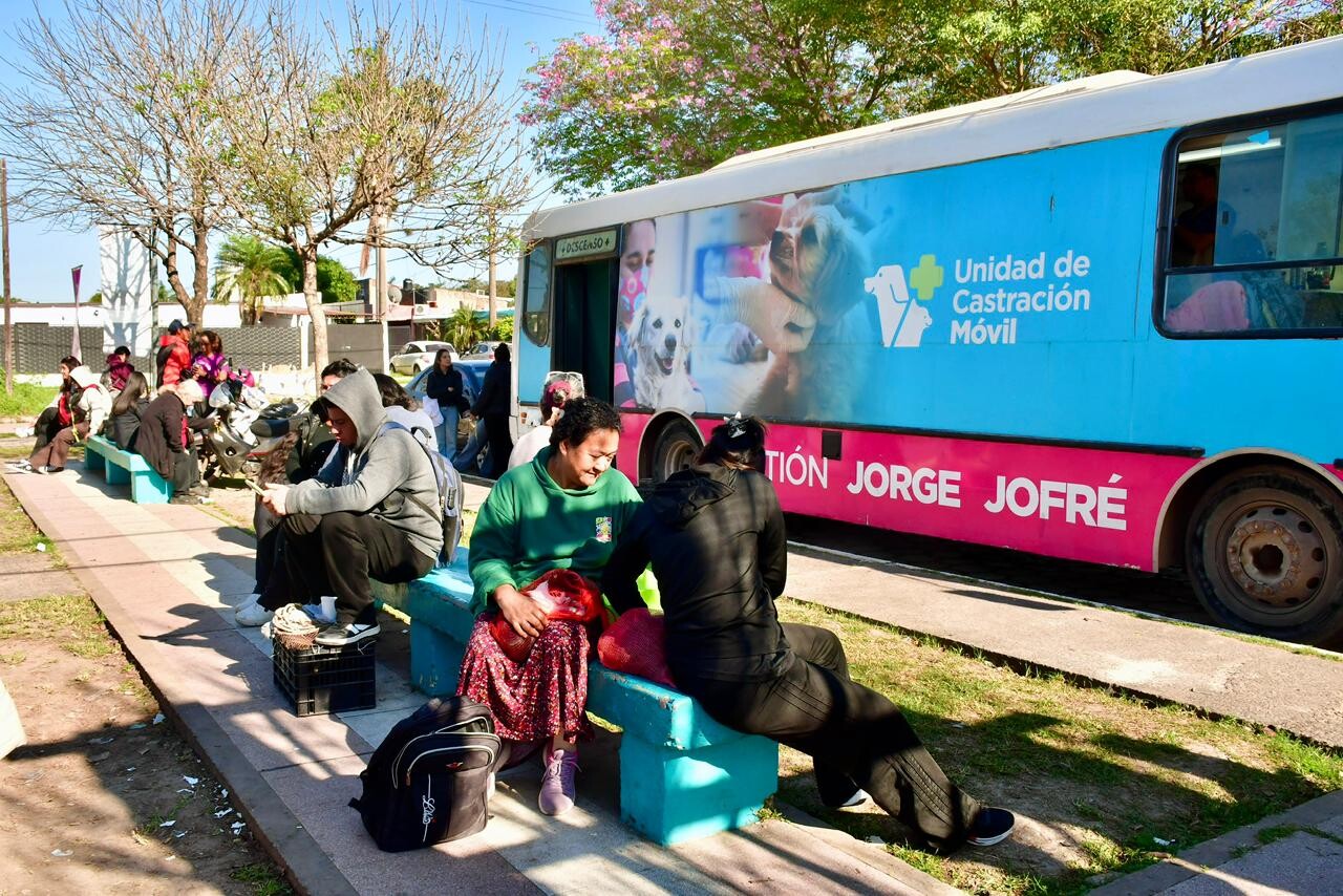 El Castramóvil llevó sus servicios gratuitos al barrio Juan Manuel de Rosas