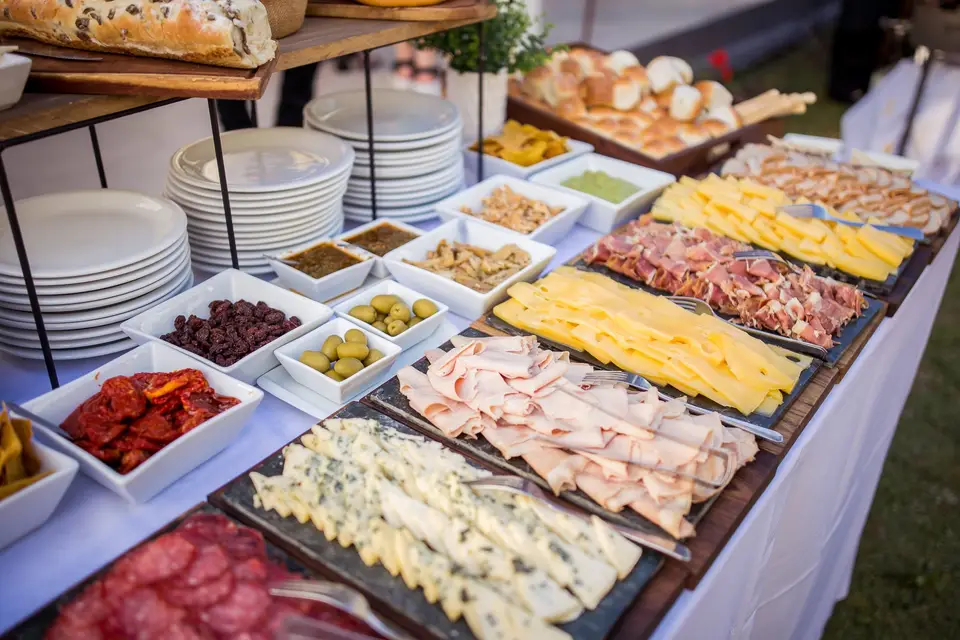 catering009.webp Denuncias en La Pampa: estafador de eventos deja sin catering a múltiples víctimas