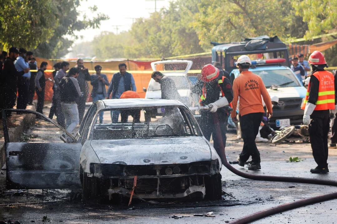 cc.jpg Un atentado suicida en la capital de Pakistán deja 12 muertos y aumenta la tensión regional.