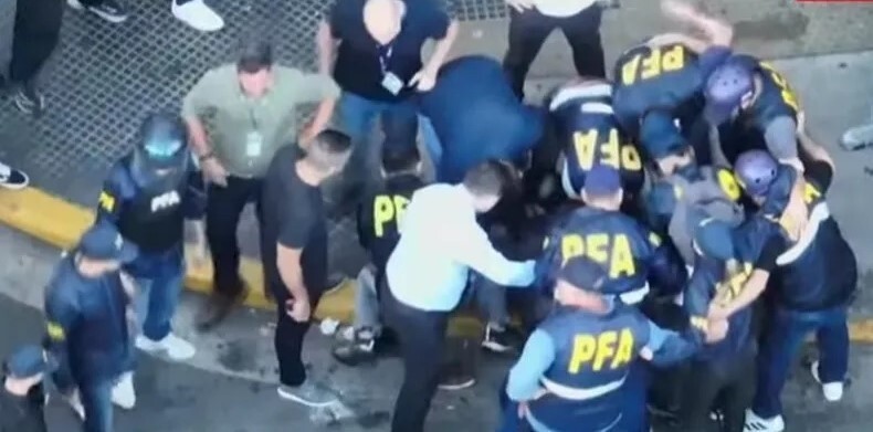 c.jpg Represión en la marcha contra la reforma laboral: varios detenidos y heridos