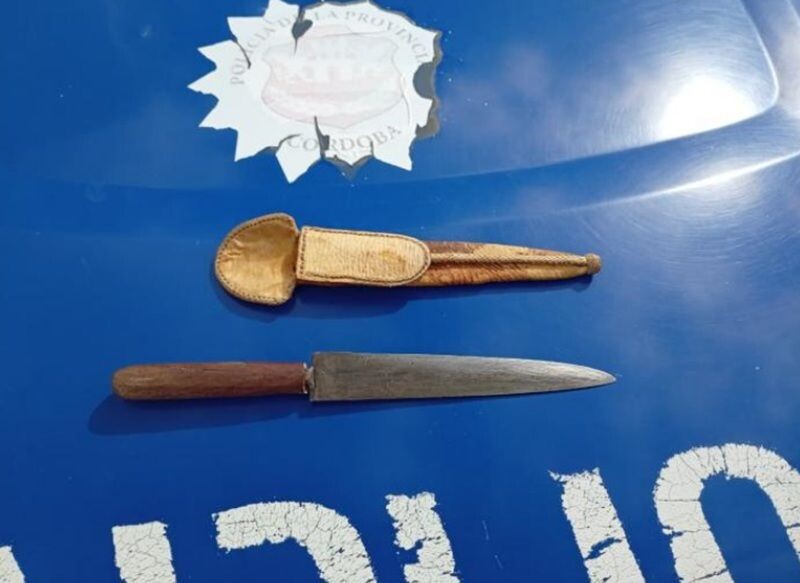 El Brete: un hombre fue detenido tras amenazar a la Policía con un cuchillo y dañar un patrullero