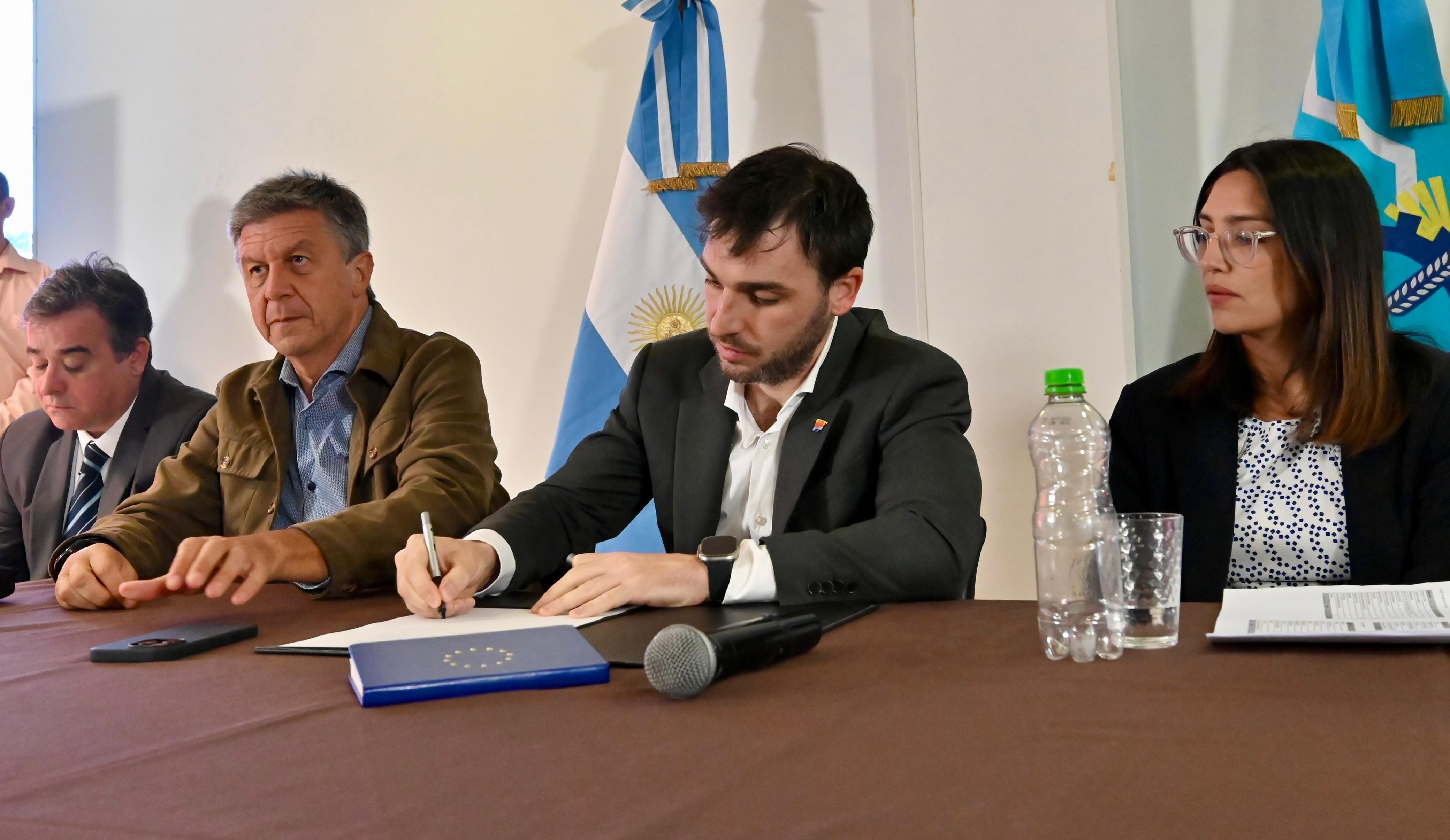 Torres anunció la eliminación de 168 cargos políticos y un nuevo esquema de ingreso a los tres Poderes del Estado