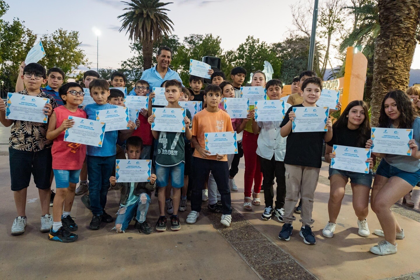 El intendente de Pocito,Fabian Aballay hizo entrega de los certificados de capacitacion a los chicos del departamento que participaron del Taller de Robótica.