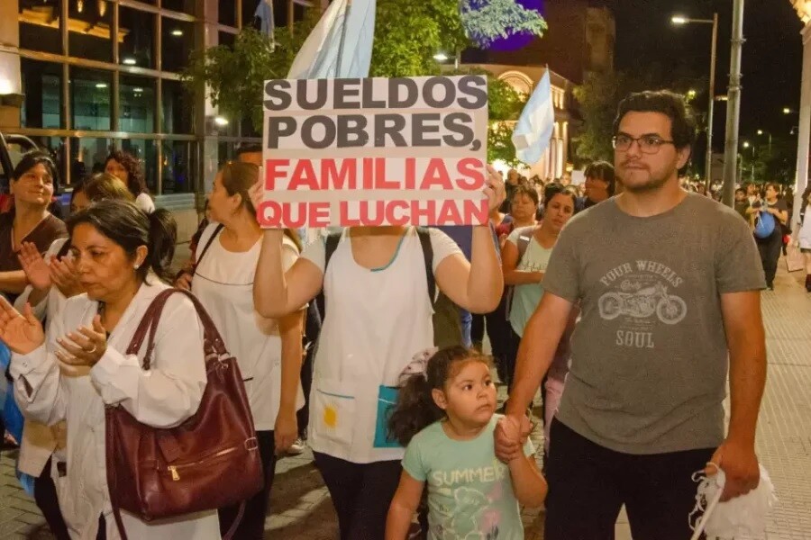 c.jpg Conflicto Salarial: Docentes de Catamarca marcharon