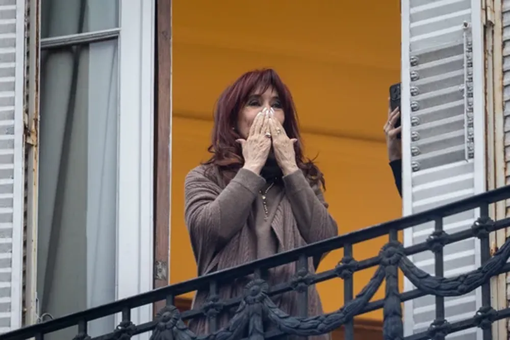 Cristina Kirchner deberá seguir usando tobillera electrónica y respetar el régimen de visitas