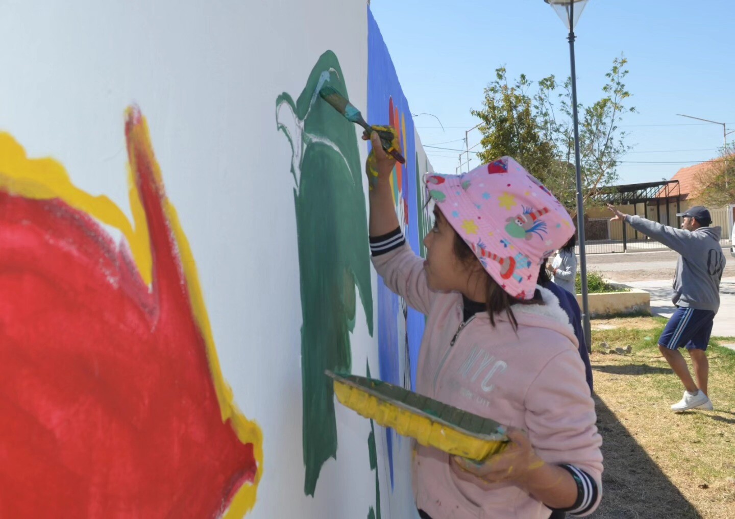 Con participacion de chicos y grandes se realizo la creación del mural colectivo durante el fin des emana pasado en la Plazoleta Jose Emilio Quinteros.
