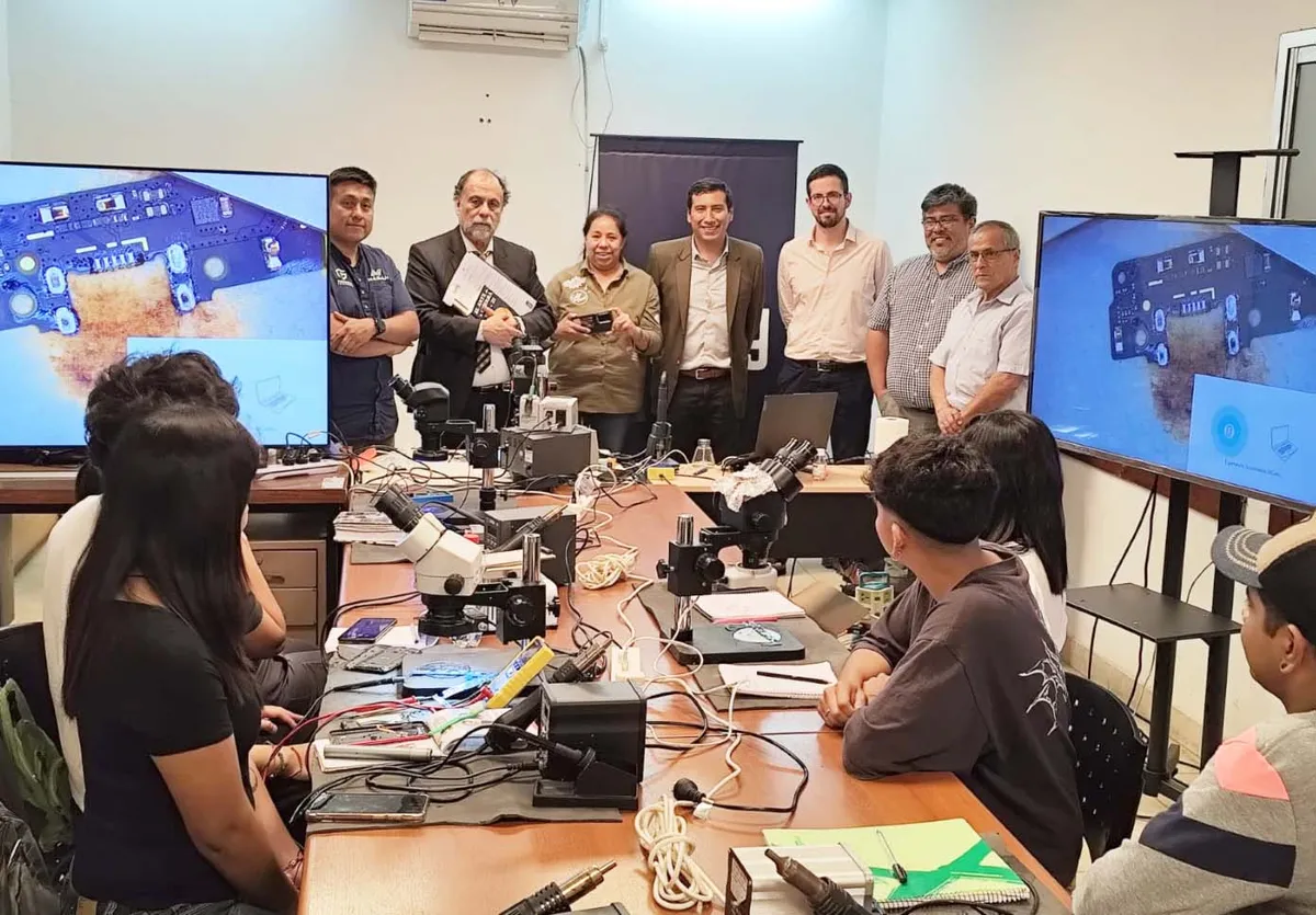 Continúa el curso gratuito de microelectrónica para arreglos de celulares