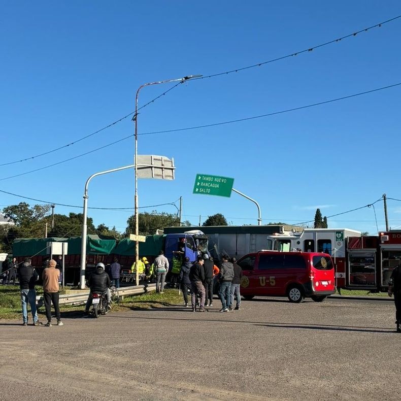Chocaron tres camiones y un chofer quedó atrapado en la cabina en un siniestro múltiple en el Segundo Cruce de Pergamino