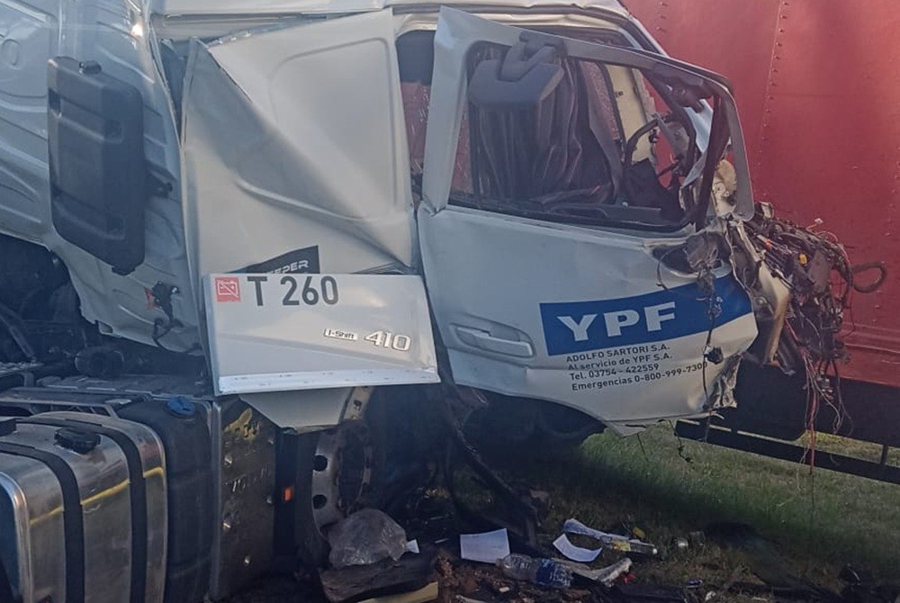 Hardy: Choque De Camiones De Frente En Ruta Once. Milagro, No Hay Muertos