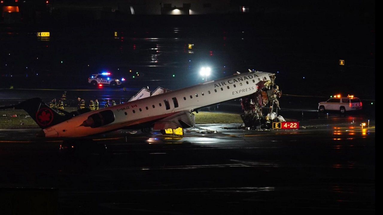Un avión chocó contra un camión en el Aeropuerto LaGuardia
