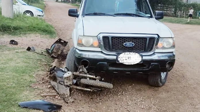 choque-camioneta-moto.webp CHAJARÍ: Insólito accidente: una camioneta pisó una moto y el motociclista huyó del lugar