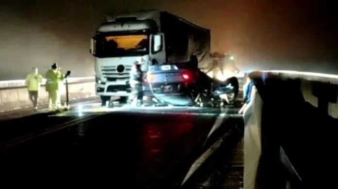 Choque frontal en el puente Rosario-Victoria: un auto terminó volcado