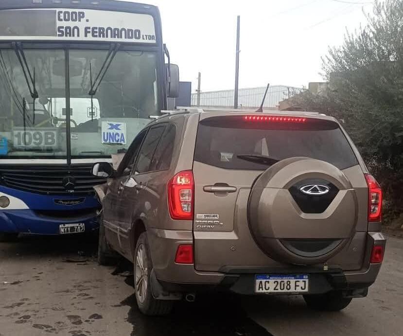 Choque entre una camioneta y un colectivo en la Capital