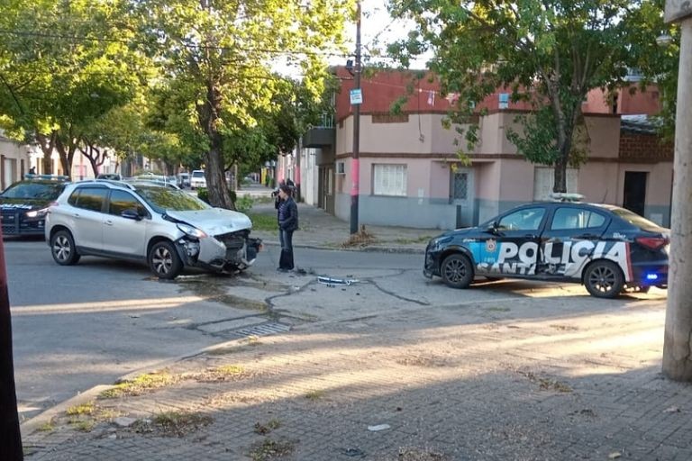 ROSARIO: Fuerte choque entre un auto y un patrullero en zona oeste ...