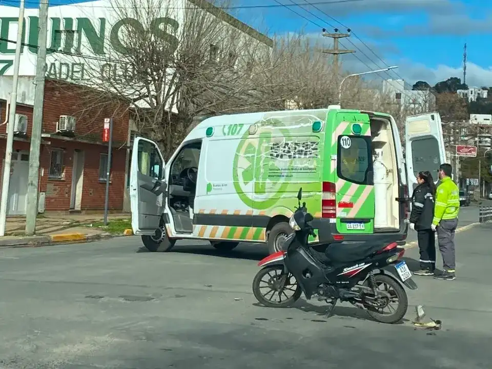 Una motociclista fue hospitalizada tras un choque con un utilitario en Rivadavia y Maipú