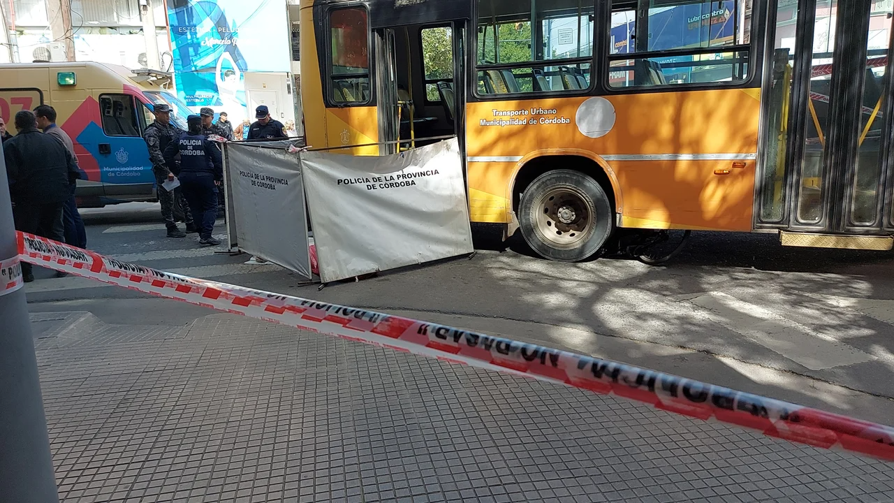 Un adolescente de 15 años falleció en barrio Cofico, Córdoba, al ser embestido por un colectivo urbano.
