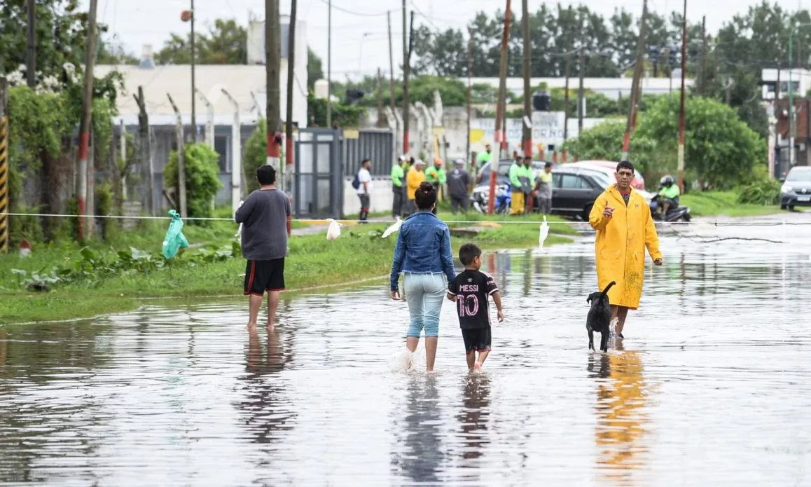 Ante la llegada de El Niño, confirmaron que 1.300 familias viven fuera de los anillos de defensas y alistan refugios
