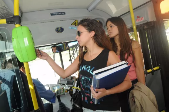 El boleto de colectivo: Un golpe directo a la juventud santafesina