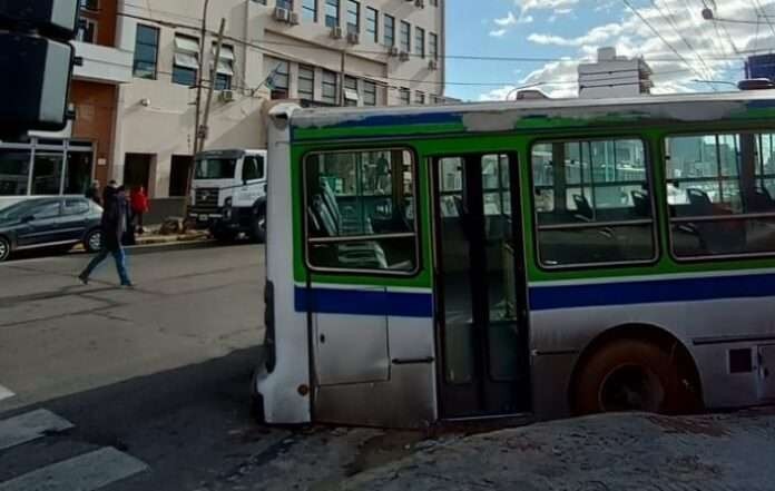 Pleno centro: Pozo de AySA atrapa de forma certera a un colectivo de la línea 580