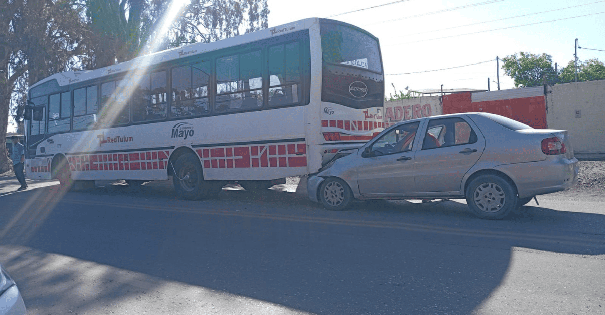 Siniestro vial en Pocito: un auto impactó contra un colectivo de la empresa Mayo Siniestro vial en Pocito: un auto impactó contra un colectivo de la empresa Mayo