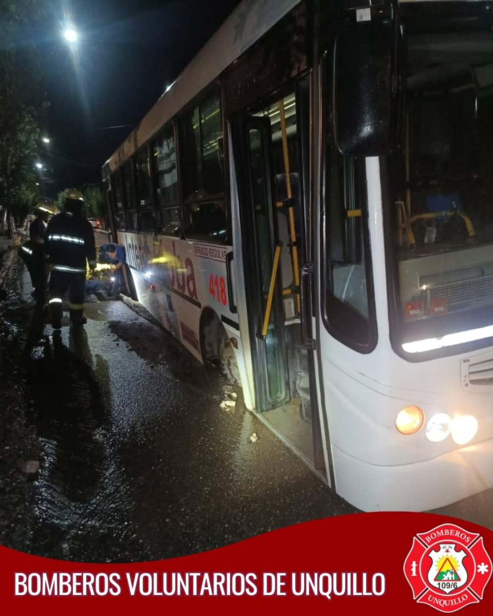Hundimiento de colectivo en obra vial en Unquillo